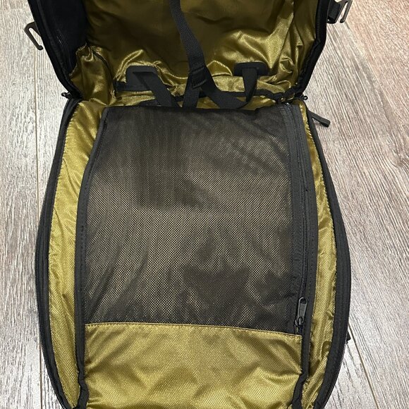 Victorinox Rolling Suitcase – Hard to Find – Retails $500 - Picture 8 of 9